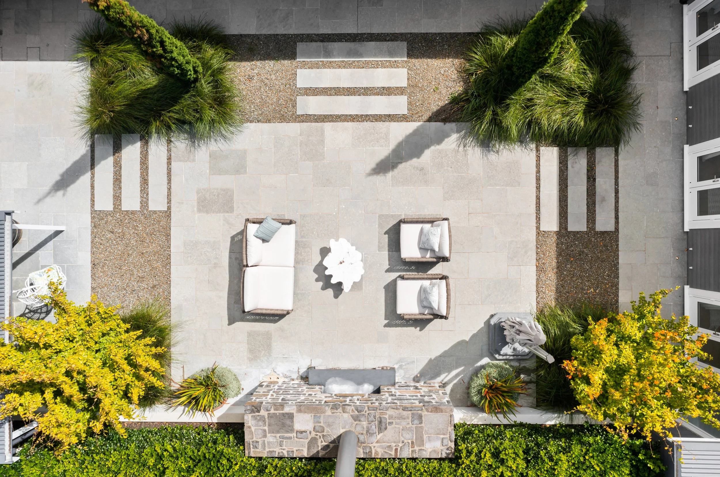 Diseño contemporáneo de jardín y patio visto desde arriba