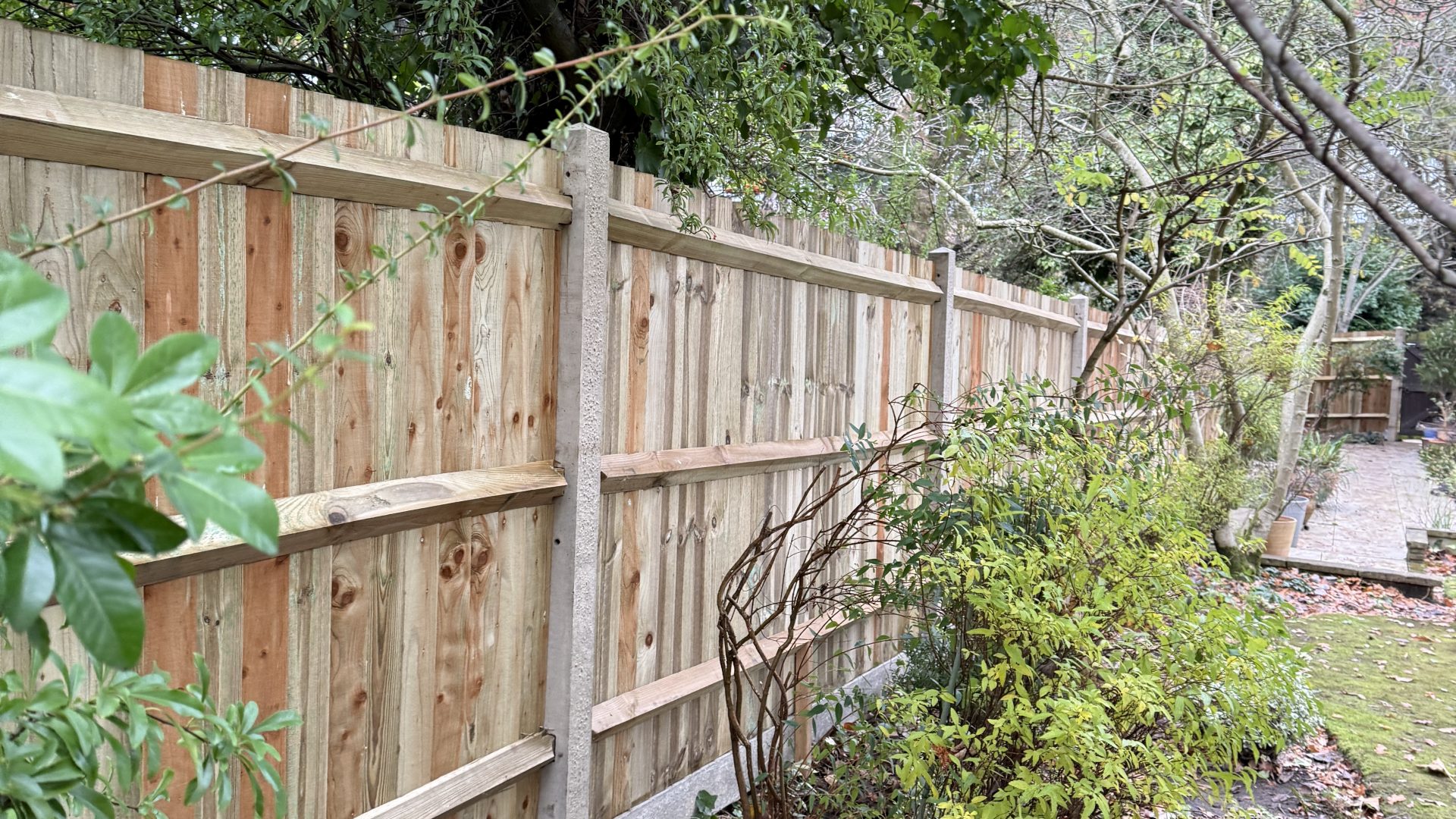 Valla nueva de madera instalada en un jardín residencial
